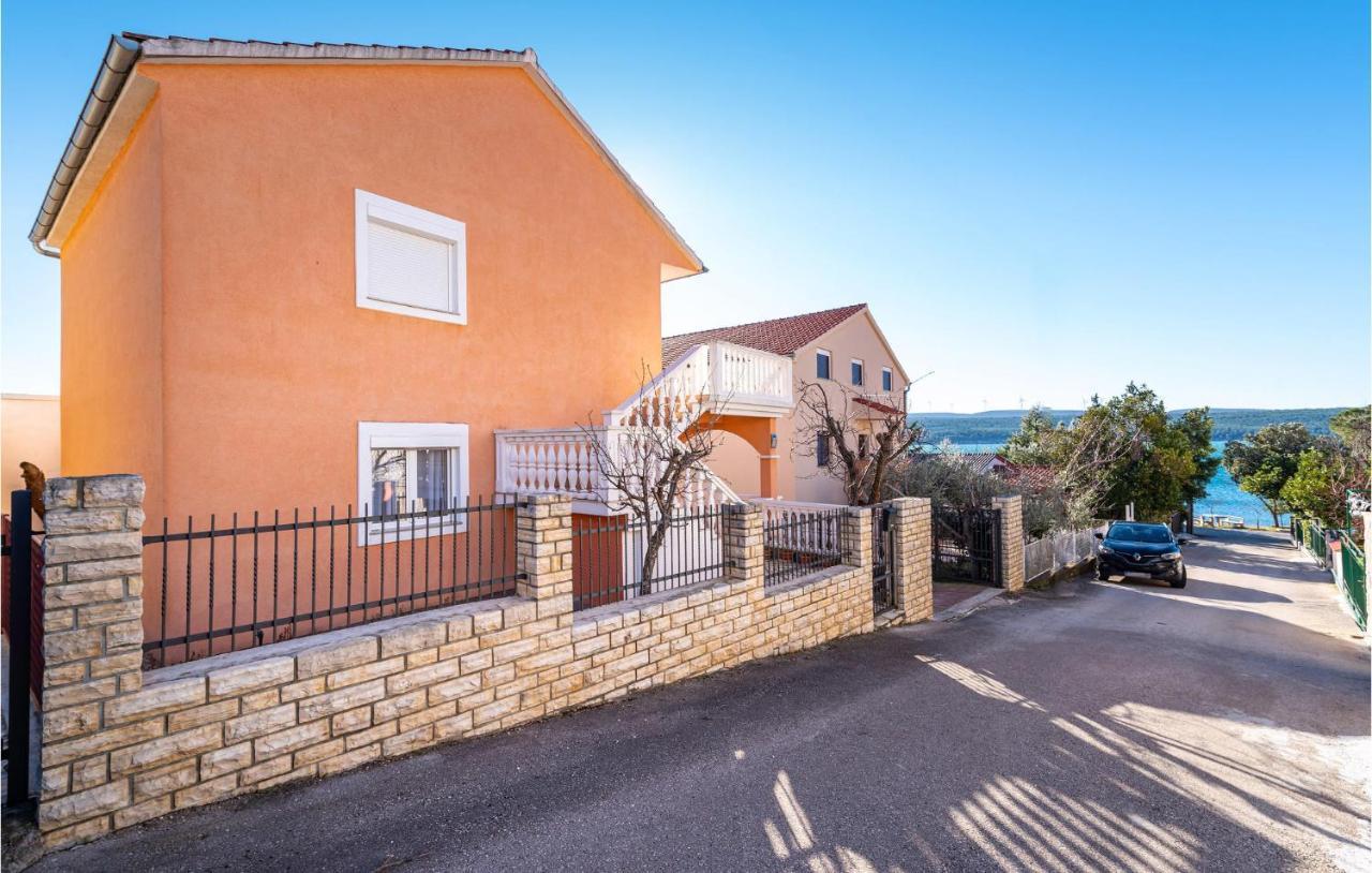 2 Bedroom Stunning In Apartment *